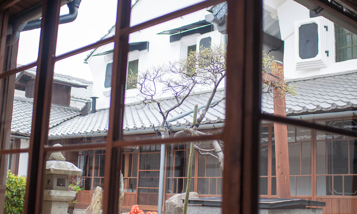 庭の見える廊下